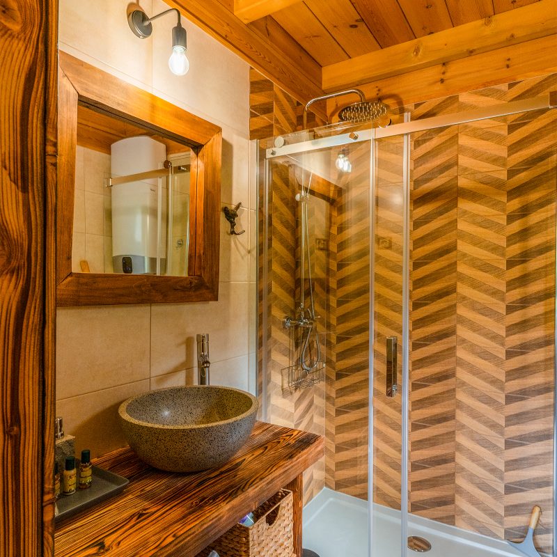 A Chalet fürdőszobájában valódi fa bútorok és természetes olasz kozmetikumok vannak bekészítve