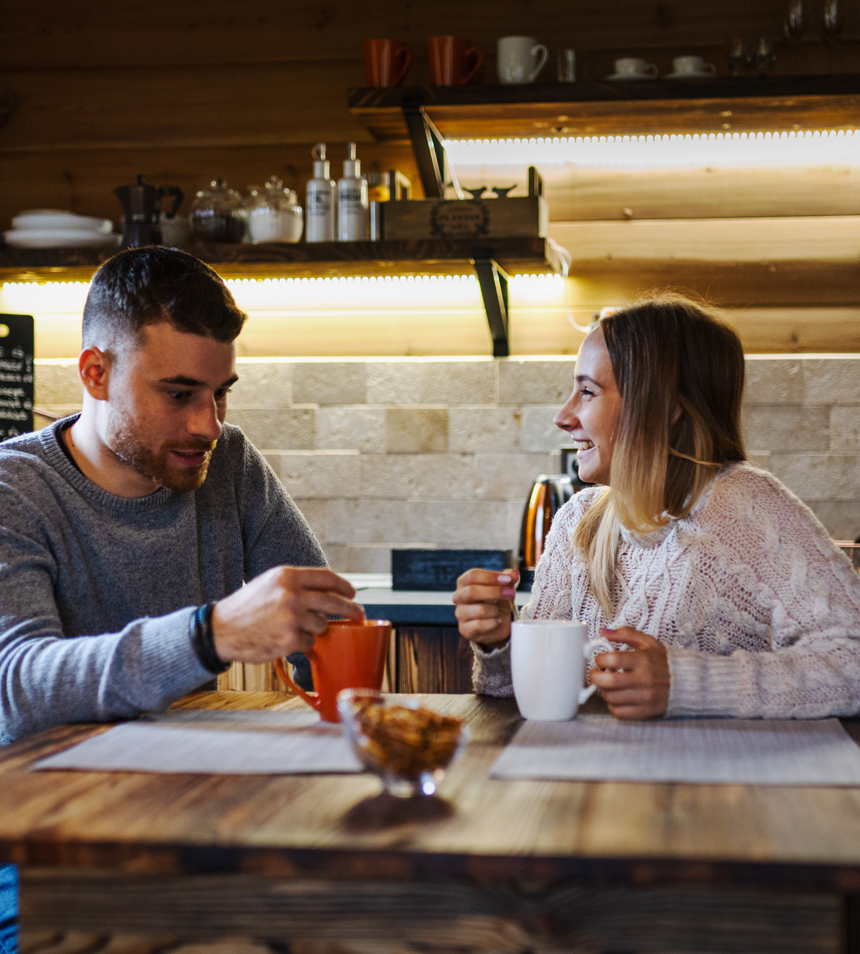 Egy vendég pár beszélget jókedvűen a Chalet szálláshelyen reggeli kávézás közben, felnőttbarát, felnőttbarát szálláshely