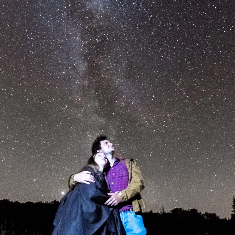 Fiatal pár fantasztikus fotón, háttérben csillagok milliói