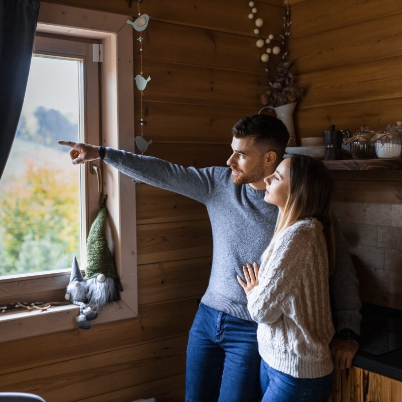 Fiatal pár az ablakból pillant meg egy erdei vadállatot
