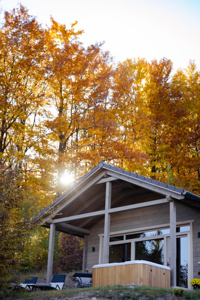 A Chalet faház festői őszi erdő háttérrel