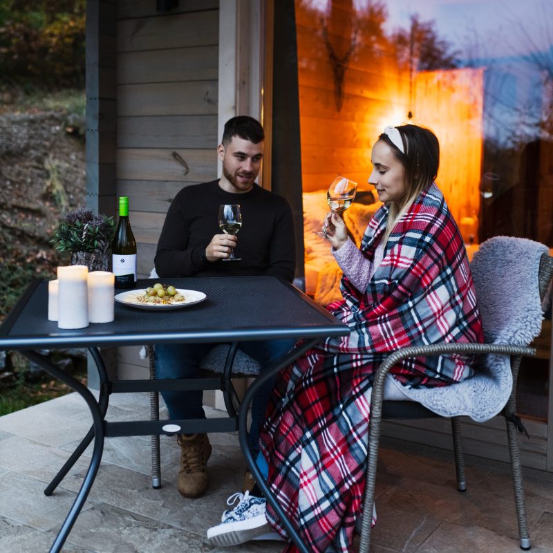 Fiatal pár reggelizik a Chalet teraszán