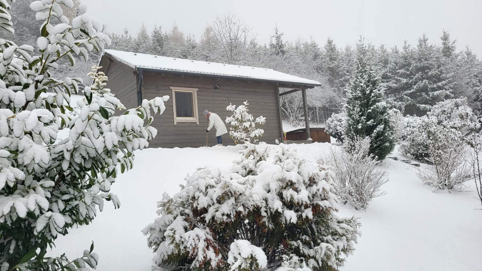 Gyönyörű hóval borított táj a Chalet környezetében