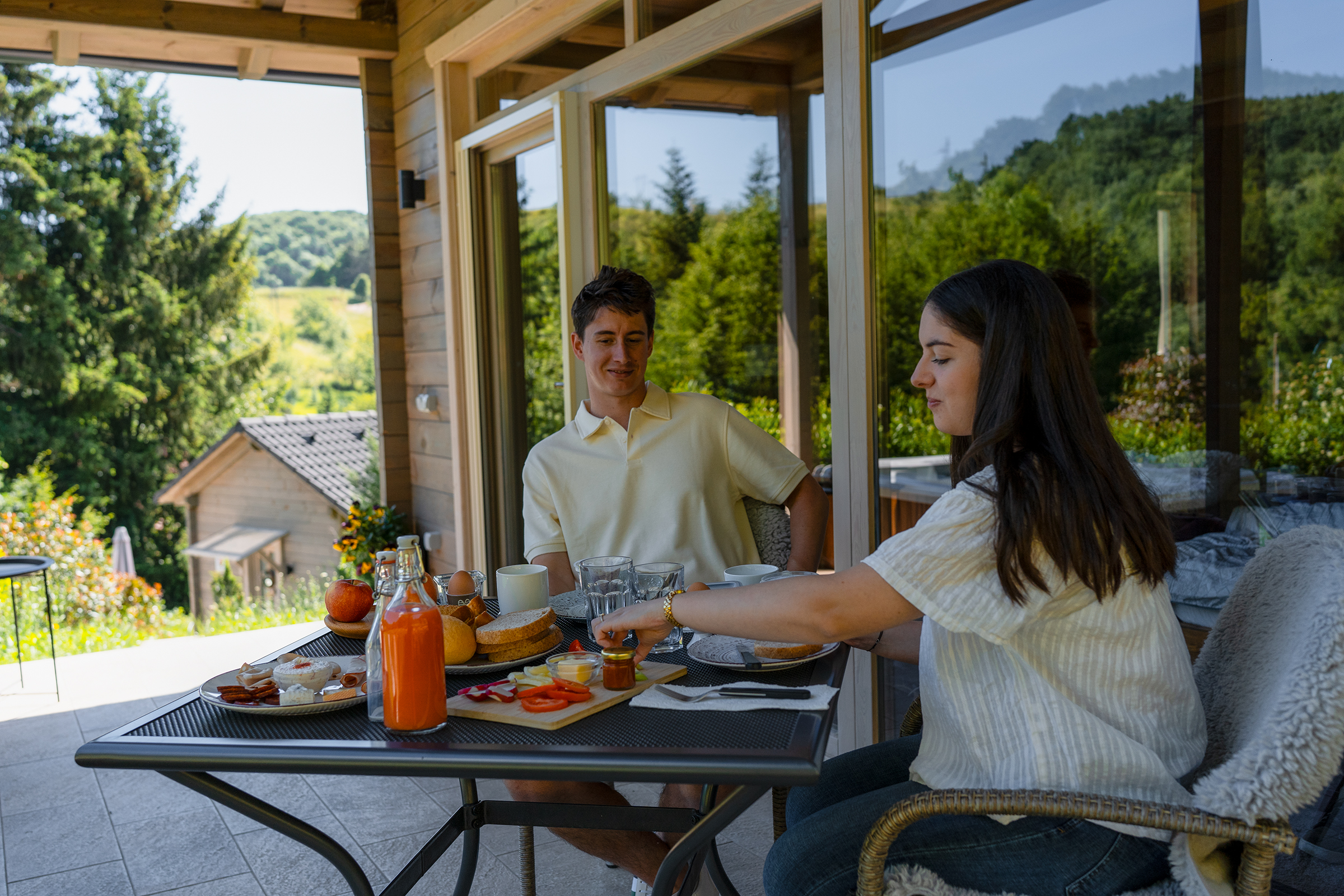 Fiatal pár vendégeink kellemesen megreggeliztek a teraszon