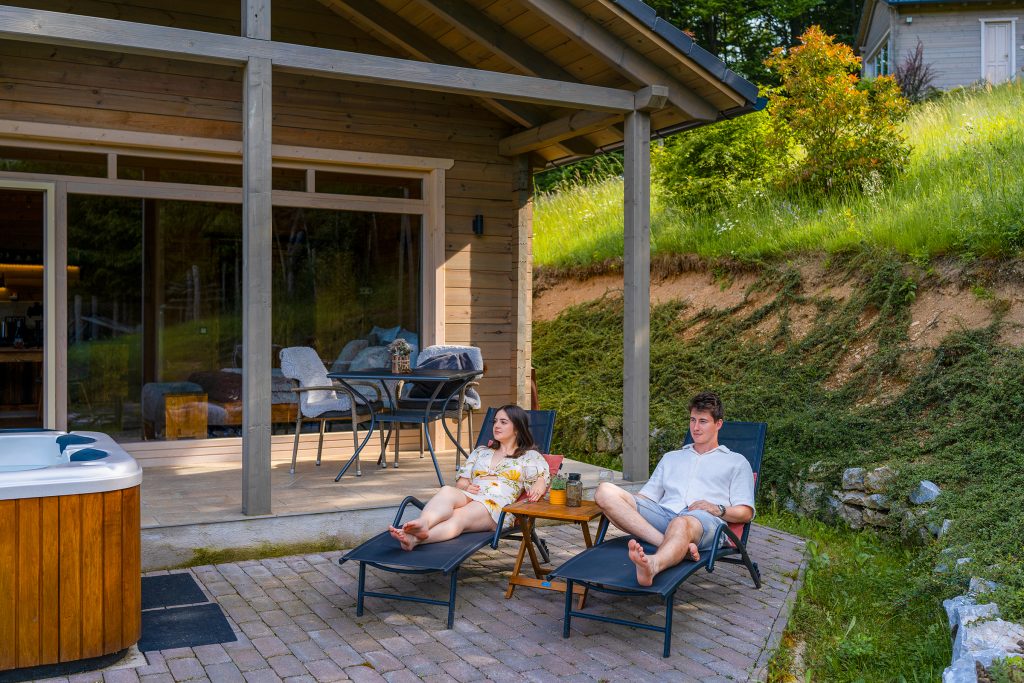 Fiatal pár napágyon pihen a Chalet teraszán