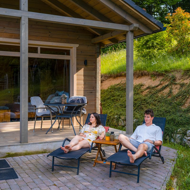 Fiatal pár napágyon pihen a Chalet teraszán