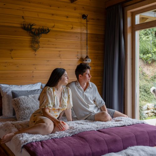 ellazulas-a-Chaletnal Vendégeink az ágyon ülve nézik csendben a bükki tájat