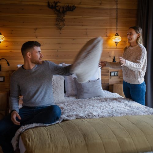parnacsata-ketten-a-Chaletnal Fiatal pár felszabadultan játszanak a párnával
