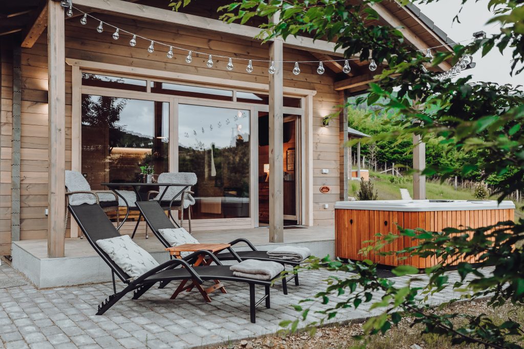 A Chalet privát szálláshely teraszán jakuzzi és napágyak várnak téged ha pihenni szeretnél
