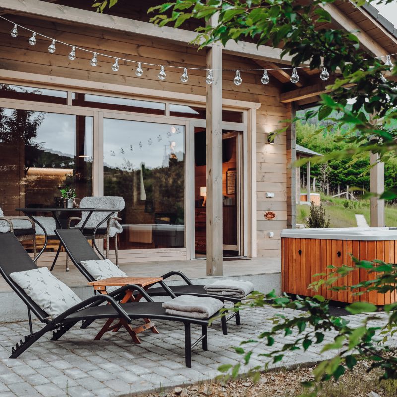 A Chalet privát szálláshely teraszán jakuzzi és napágyak várnak téged ha pihenni szeretnél